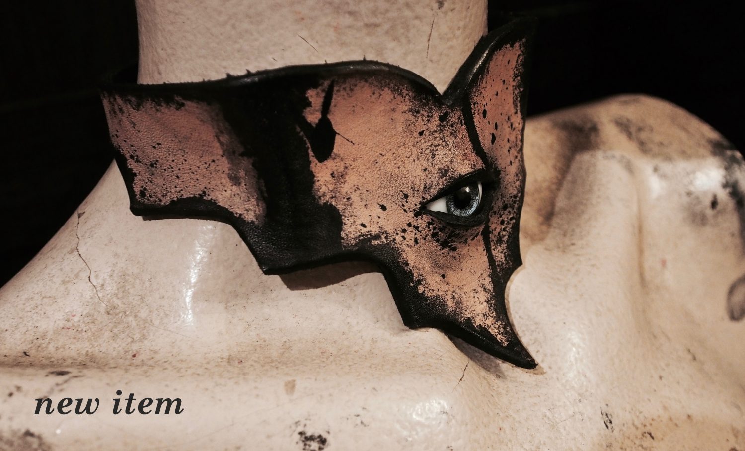 chocker with glass eye